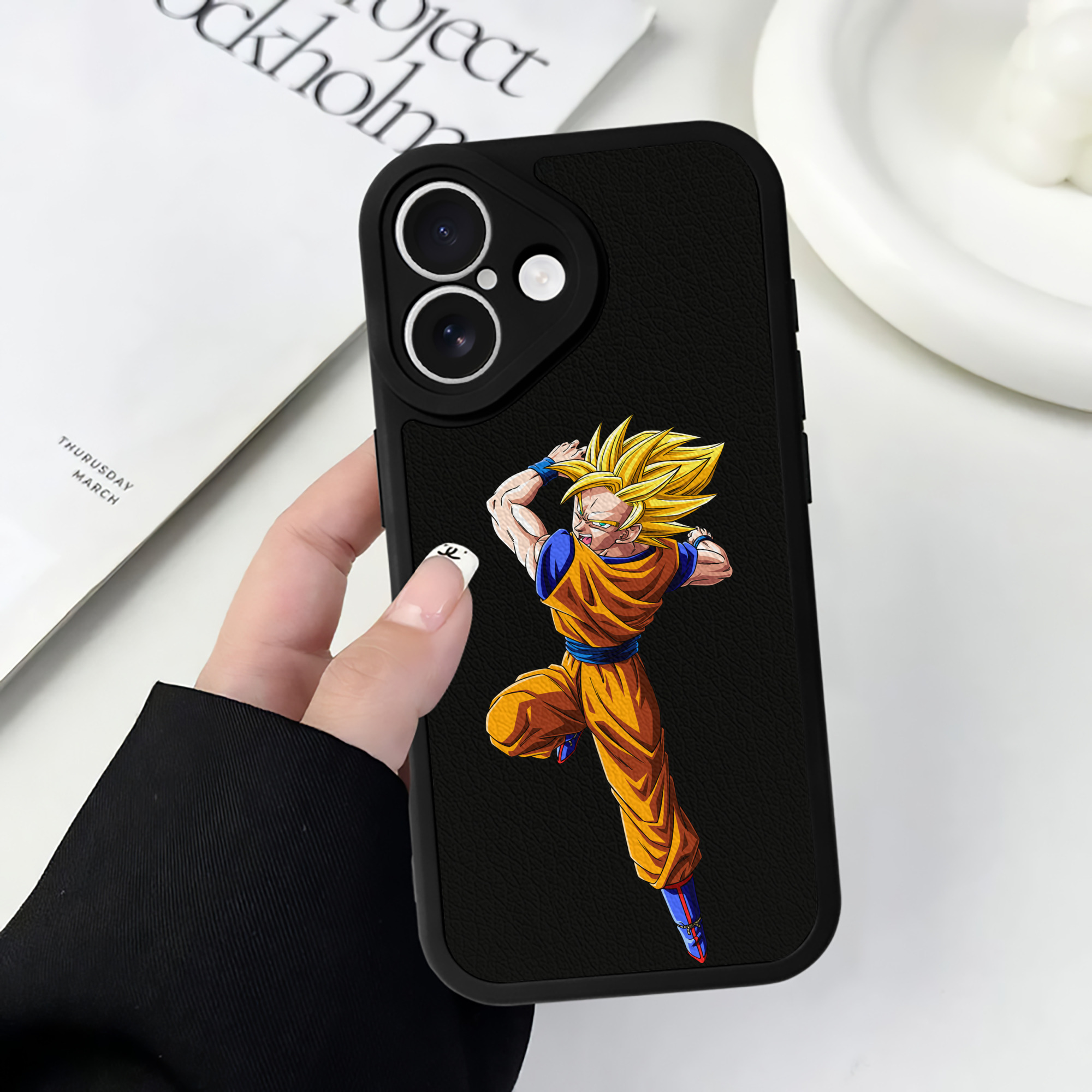 （画像用） ドラゴンボール 孫悟空（そん ごくう）Son Goku カカロット DRAGON BALL Kakarotto 【iPhone 16シリーズ対応】シリコンスマホケース（レザー調） 材質：シリコン